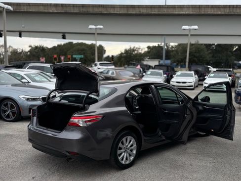 Used 2018 Toyota Camry LE image 29