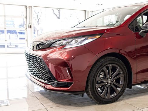 Used 2025 Toyota Sienna XSE image 5