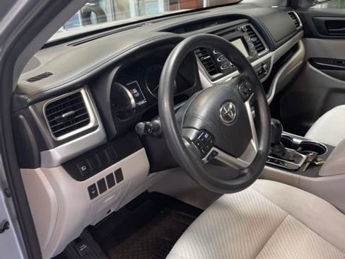 Used 2017 Toyota Highlander LE FWD image 4
