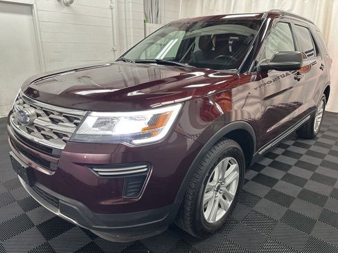 Used 2018 Ford Explorer XLT image 4