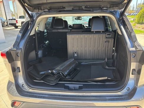 Used 2021 Toyota Highlander XLE AWD/4WD image 32