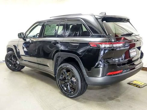 Used 2023 Jeep Grand Cherokee Limited w/ Black Appearance Package AWD/4WD image 5