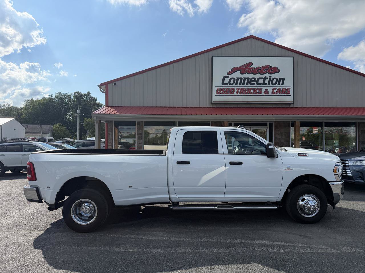 Used 2024 RAM 3500 Tradesman w/ Chrome Appearance Group AWD/4WD image 3