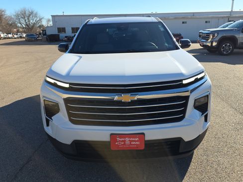 Used 2025 Chevrolet Traverse LT image 3