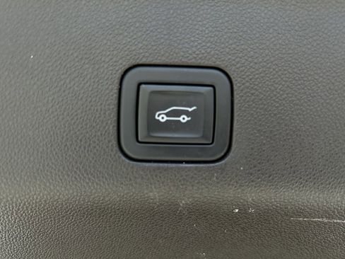 Used 2024 Chevrolet Suburban LT RWD image 32