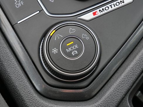 Used 2018 Volkswagen Tiguan S image 27