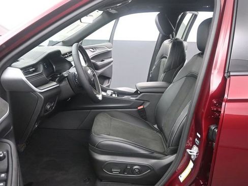 New 2026 Jeep Grand Cherokee Laredo image 10