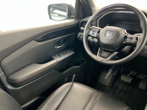 Used 2025 Honda Pilot TrailSport image 12