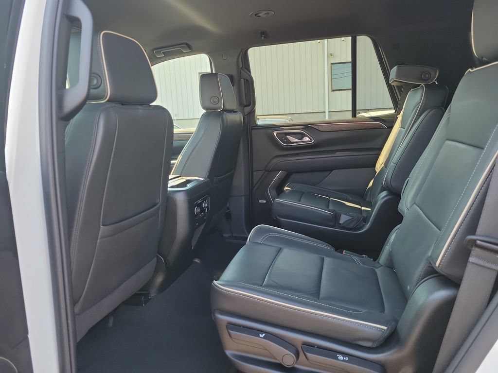 Used 2024 Chevrolet Tahoe Premier AWD/4WD image 16