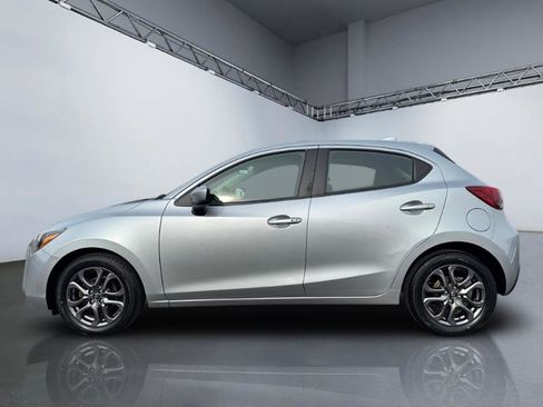 Used 2020 Toyota Yaris LE image 2