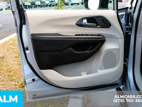 Used 2024 Chrysler Pacifica Touring-L image 38