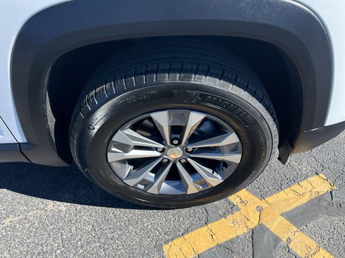 Used 2025 Chevrolet Equinox LT image 2