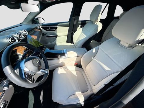 Used 2025 Mercedes-Benz GLC 300 4MATIC image 23
