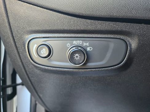 Used 2018 Chevrolet Equinox LT FWD image 16