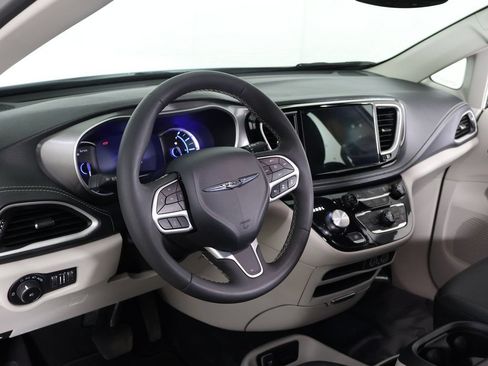 Used 2024 Chrysler Pacifica Limited FWD image 26