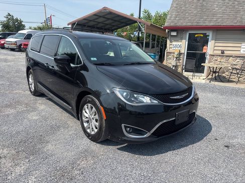 Used 2017 Chrysler Pacifica Touring-L FWD image 3