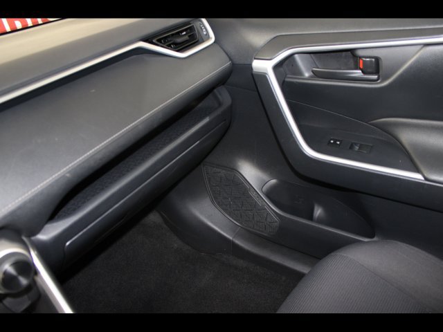 Used 2019 Toyota RAV4 LE FWD image 15