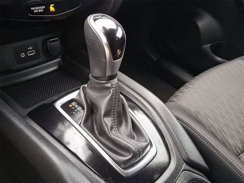 Used 2020 Nissan Rogue SV image 12