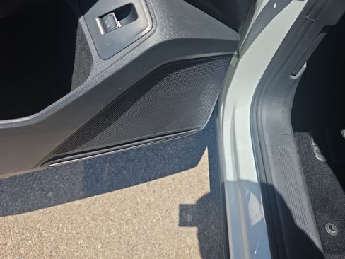 Used 2022 Volkswagen Tiguan SE w/ Panoramic Sunroof Package FWD image 27