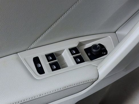 Used 2024 Volkswagen Tiguan SE image 18