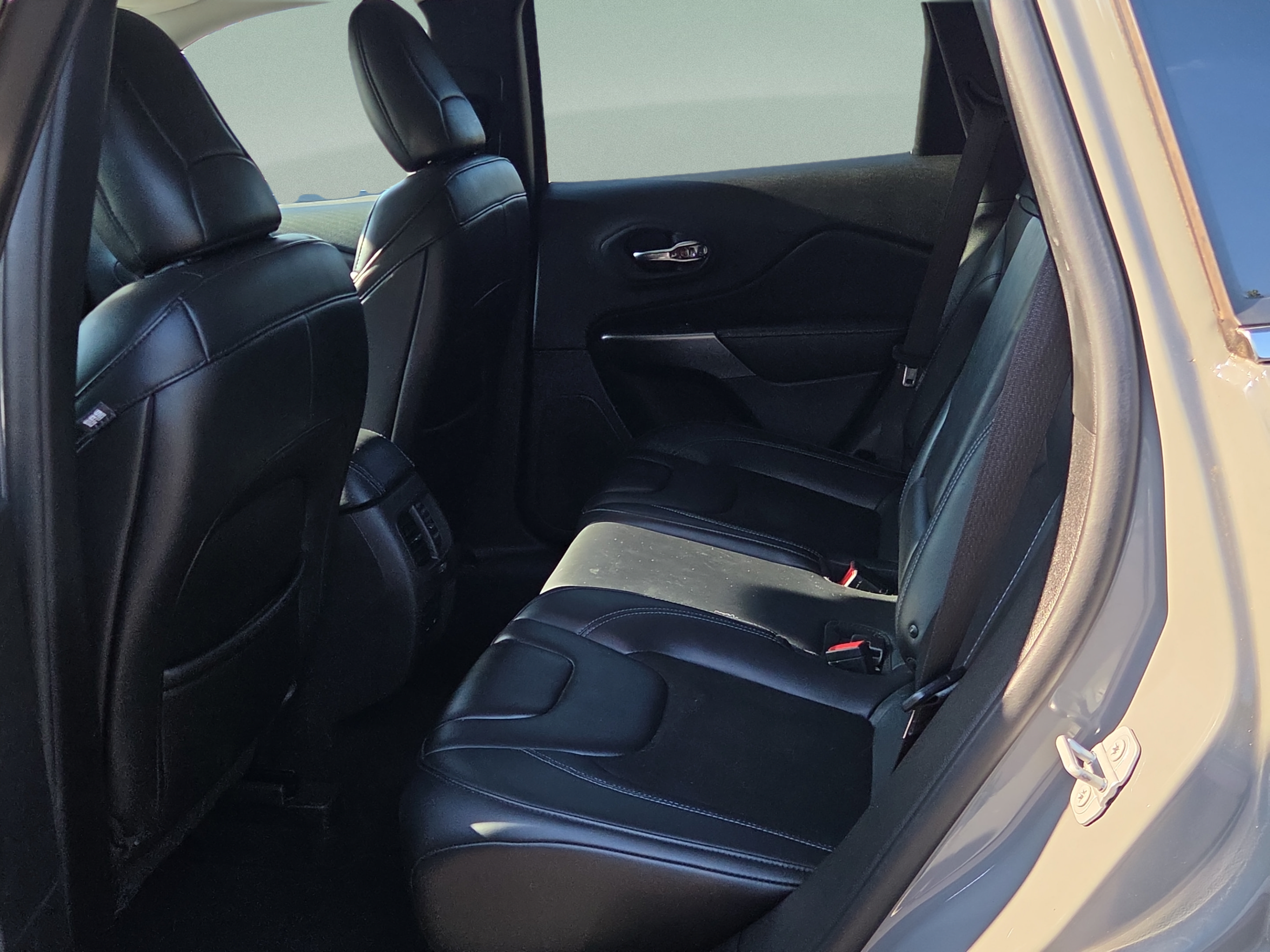 Used 2019 Jeep Cherokee Latitude Plus FWD image 11