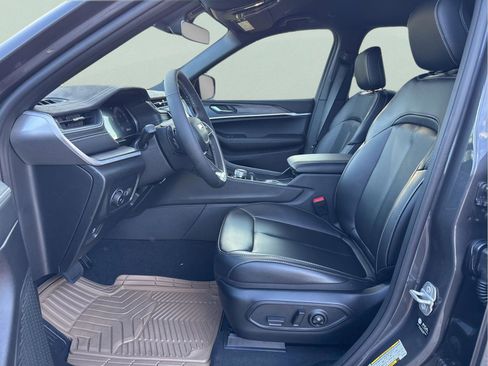 Certified 2025 Jeep Grand Cherokee Limited w/ Black Appearance Package image 25