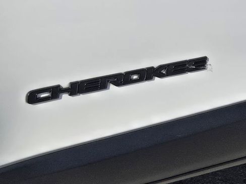 Used 2019 Jeep Cherokee Latitude Plus image 11