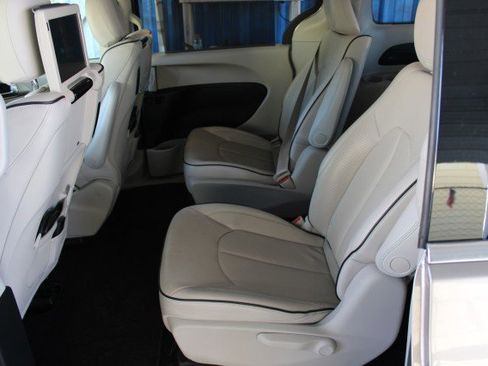 Used 2017 Chrysler Pacifica Platinum FWD image 7