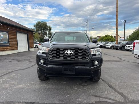 Used 2020 Toyota Tacoma SR5 AWD/4WD image 2