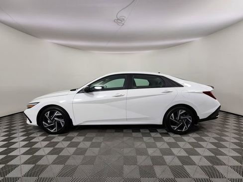 Used 2025 Hyundai Elantra SEL FWD image 2