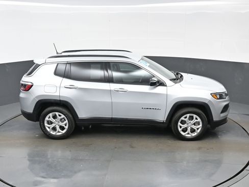 Used 2024 Jeep Compass Latitude image 33
