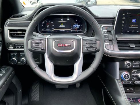 Used 2023 GMC Yukon SLT w/ SLT Premium Package image 5