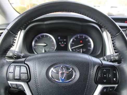 Used 2019 Toyota Highlander AWD V6 image 29