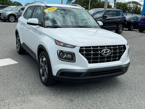 Used 2025 Hyundai Venue SEL FWD image 11