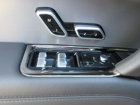 Used 2024 Land Rover Range Rover Sport SE AWD/4WD image 6