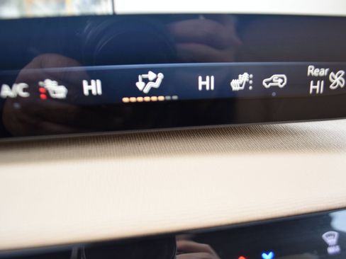 Used 2025 Buick Enclave Preferred image 23