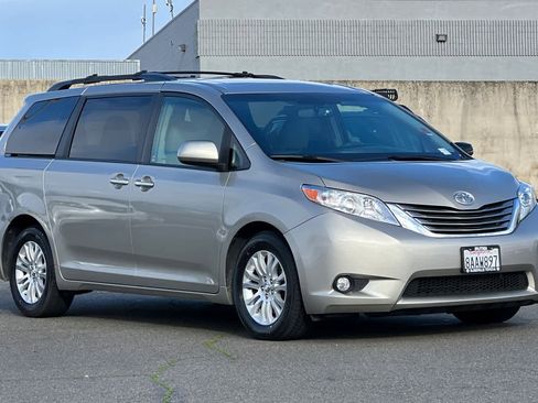 Used 2017 Toyota Sienna XLE Premium image 5