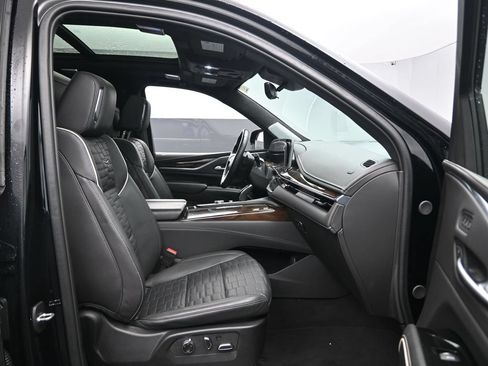 Used 2024 Cadillac Escalade ESV Premium Luxury Platinum AWD/4WD image 30