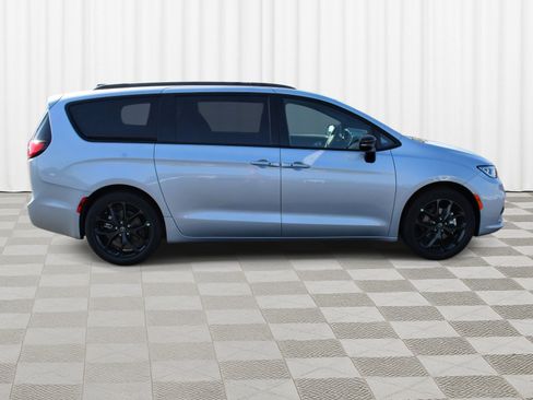 New 2026 Chrysler Pacifica Limited w/ S Appearance Package image 34