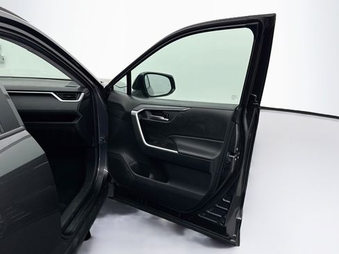 Used 2025 Toyota RAV4 XLE AWD/4WD image 32