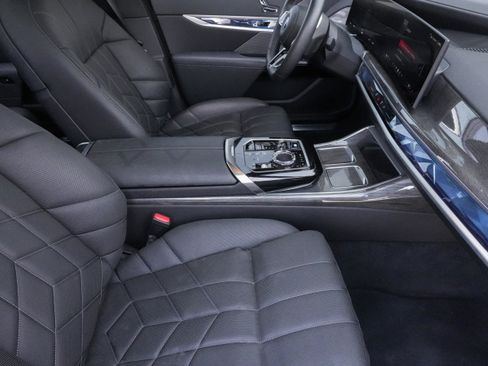 Used 2024 BMW i7 M70 w/ Premium Package AWD/4WD image 13