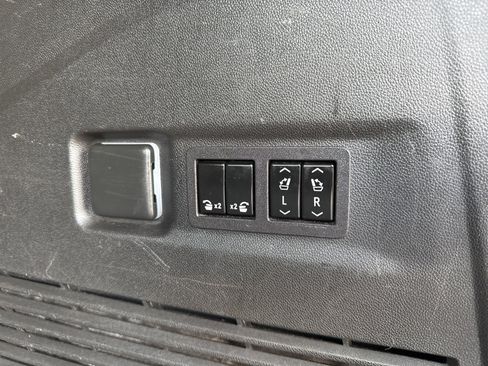 Used 2023 Chevrolet Suburban Premier image 15