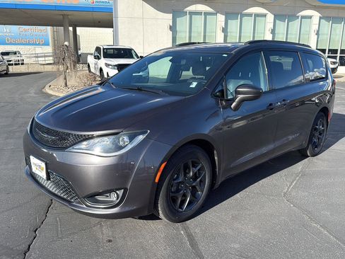 Used 2020 Chrysler Pacifica Touring-L Plus w/ S Appearance Package image 3