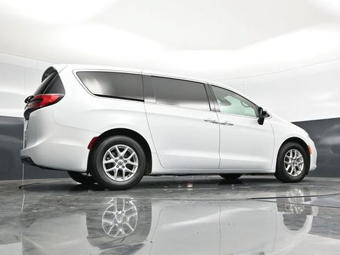 Certified 2023 Chrysler Pacifica Touring-L FWD image 58