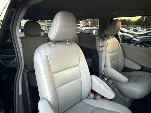 Used 2019 Toyota Sienna XLE FWD image 29