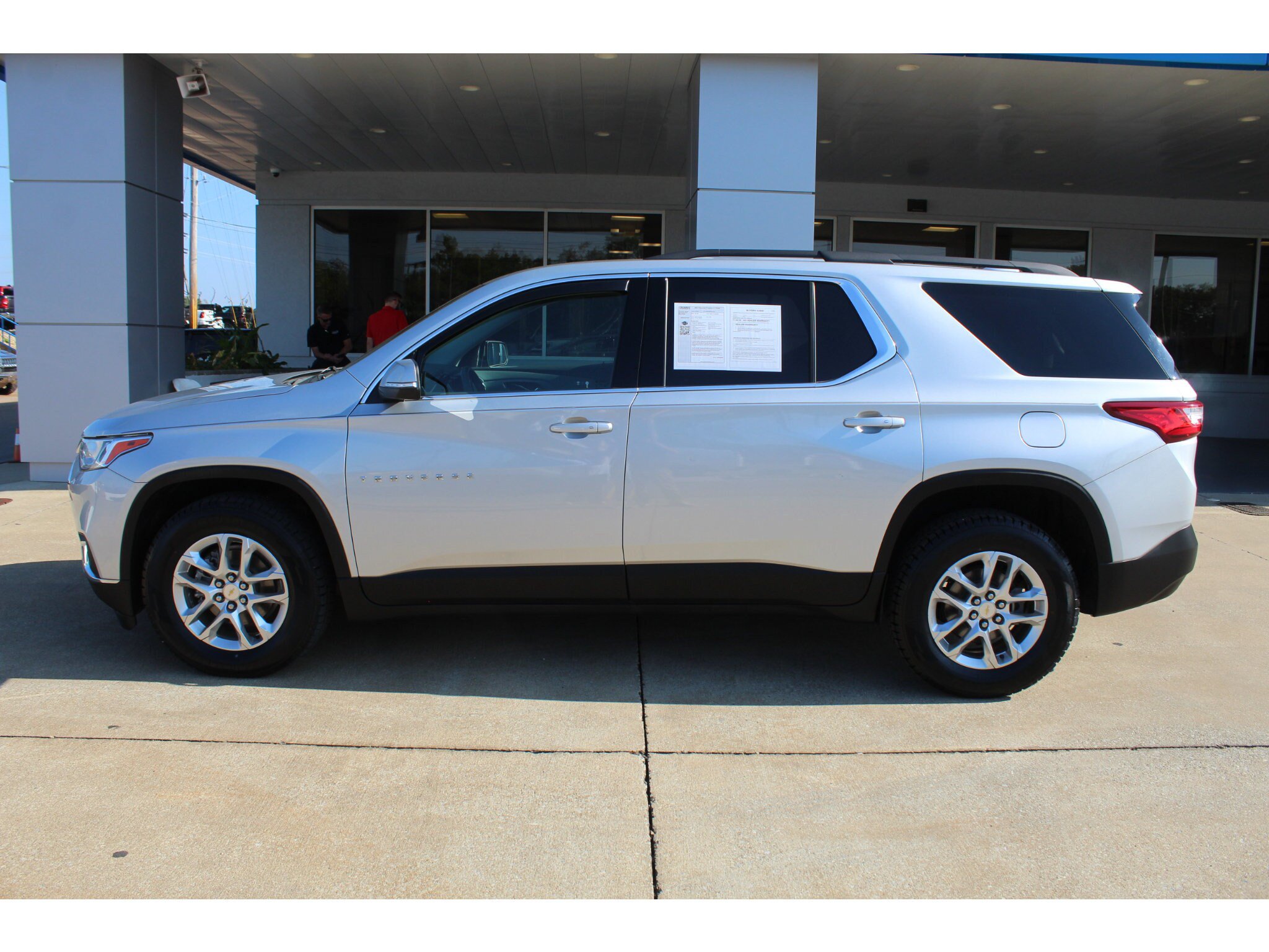 Used 2021 Chevrolet Traverse LT FWD image 2