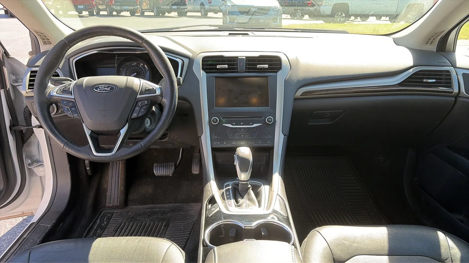 Used 2015 Ford Fusion SE w/ Equipment Group 202A FWD image 16