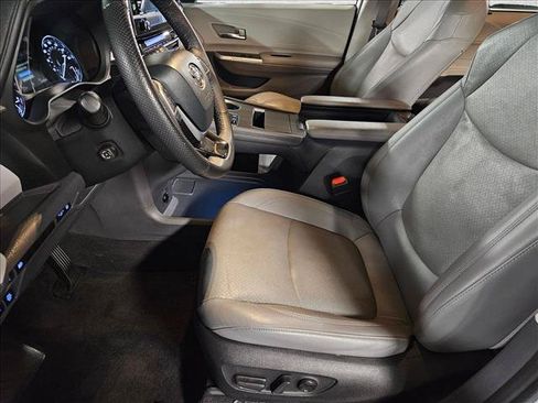 Used 2022 Toyota Sienna Limited FWD image 17
