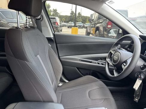 Used 2025 Hyundai Elantra SE FWD image 10