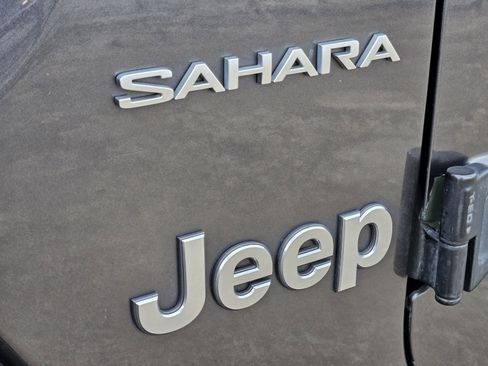 Used 2018 Jeep Wrangler Unlimited Sahara AWD/4WD image 16